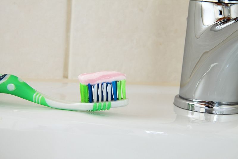 До завтрака или после: когда лучше чистить зубы, чтобы сохранить их здоровыми