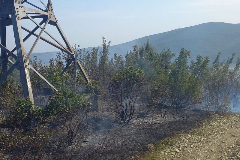 Более шести часов тушили лесной пожар под Геленджиком