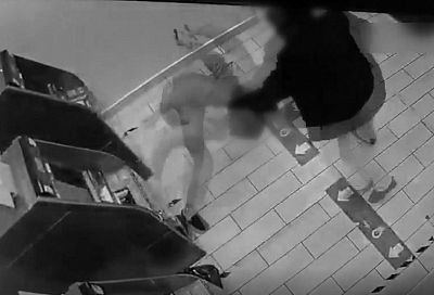 В Сочи грабитель напал на пенсионера в отделении банка и попал на видео