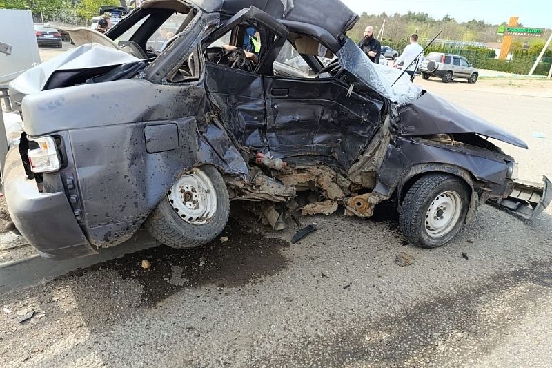 Три человека погибли в жестком ДТП с двумя легковушками в Краснодарском крае