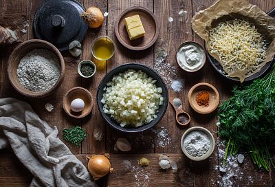 Луковый пирог с сыром и зеленью на пряном тесте