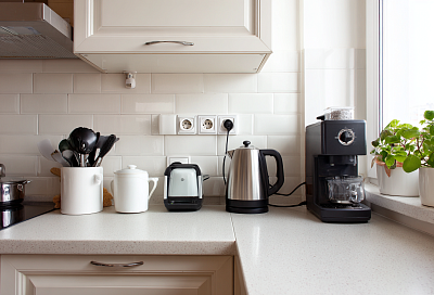 Розетки на кухне: где их ставить, чтобы не переделывать ремонт потом