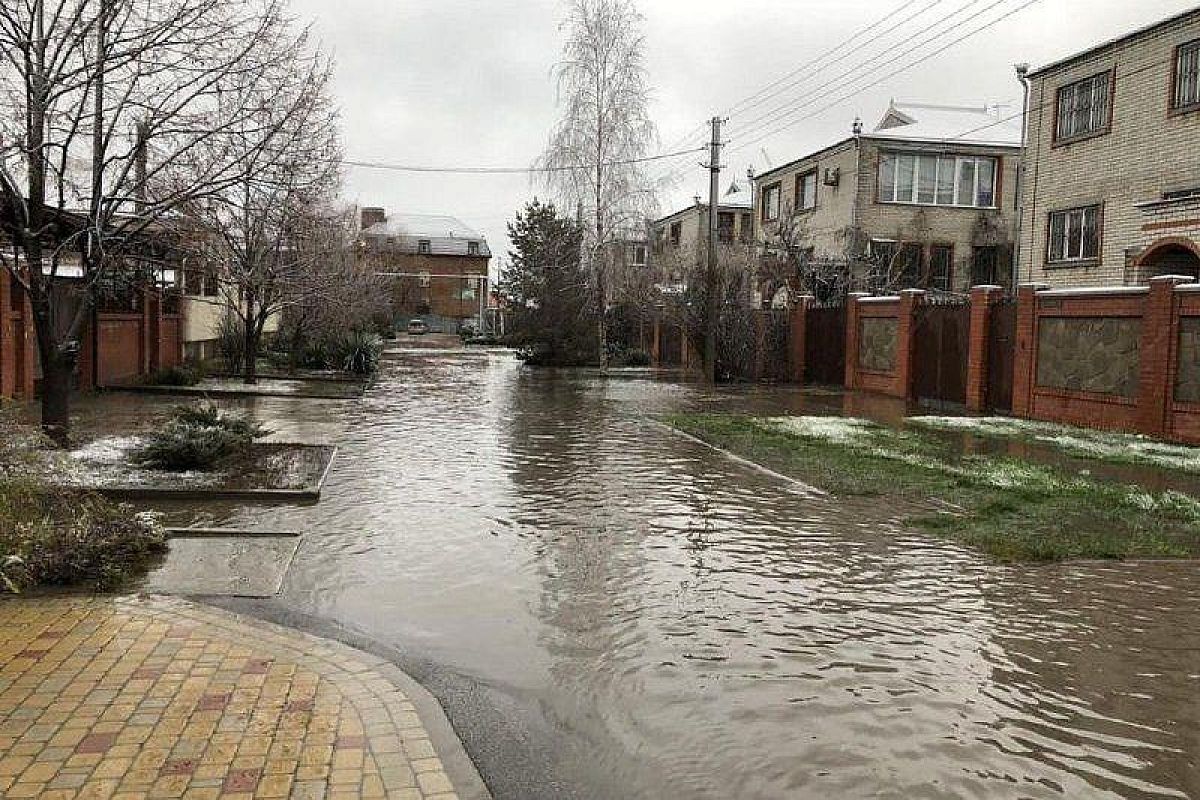 Спецтехника ликвидирует лужи на дорогах Краснодара