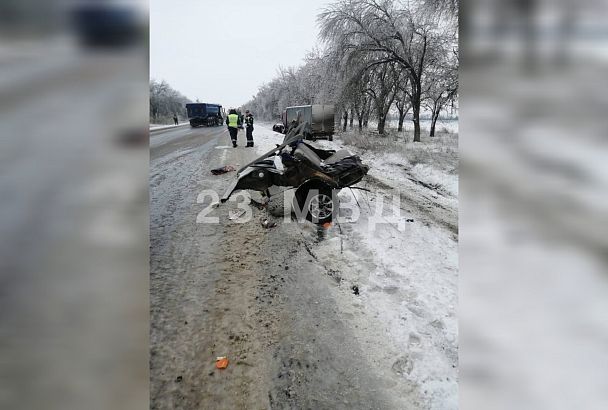 Число жертв лобового ДТП на заснеженной дороге в Краснодарском крае увеличилось до трех