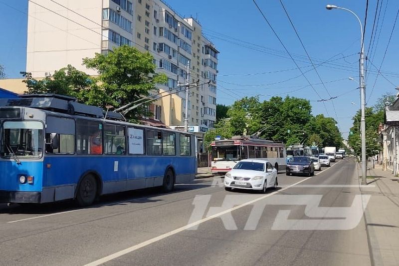 Движение трамваев и троллейбусов остановилось в центральной части Краснодара из-за энергоаварии 