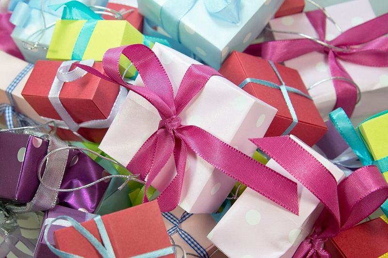 Сковородки, фены, «бьюти-боксы»: названы самые популярные подарки для женщин на 8 Марта