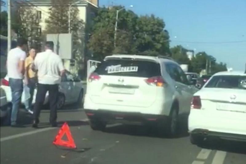 В Краснодаре девушка на «Мерседесе» устроила массовое ДТП с 4 автомобилями (видео)