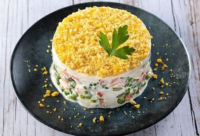 Забудьте про возню на кухне: салат «Мимоза» за 30 минут спасает любой праздничный стол