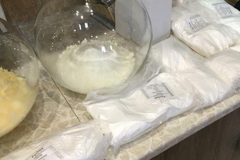 В Краснодаре в подпольной лаборатории нашли 11,5 тыс. доз наркотиков