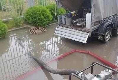 В Краснодаре продолжают ликвидировать последствия аномальных ливней и ветра. На каких улицах работает техника