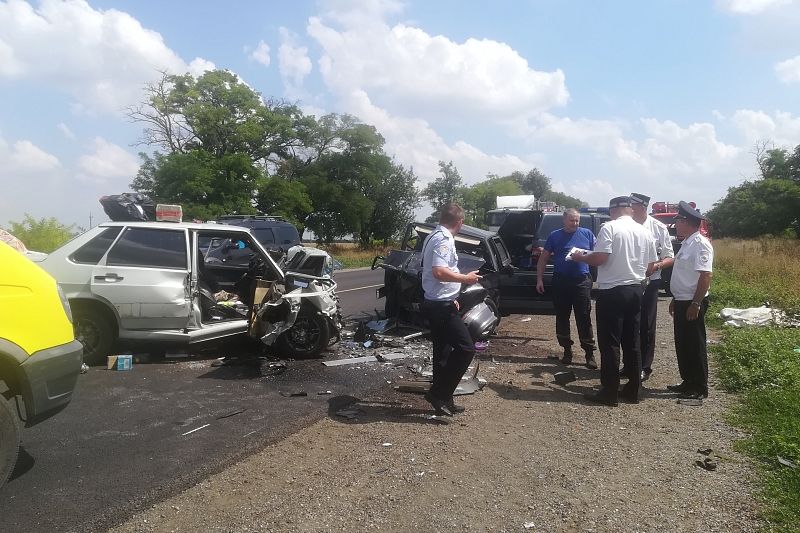 Один человек погиб и пятеро пострадали в жестком ДТП на трассе в Краснодарском крае