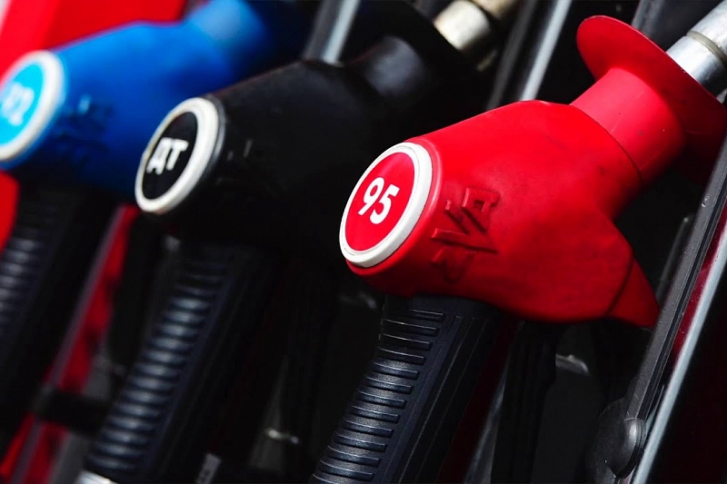 В России резко упали оптовые цены на бензин