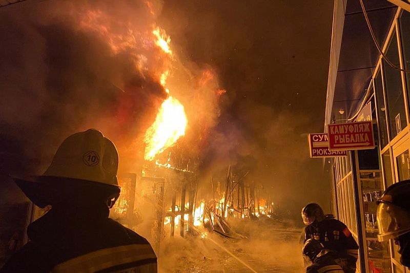 Сотрудники МЧС тушат пожар на площади 800 кв.м. на Адлерском рынке