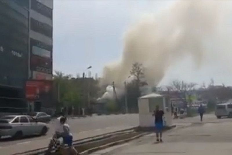 В Новороссийске на улице Кутузовской загорелось здание