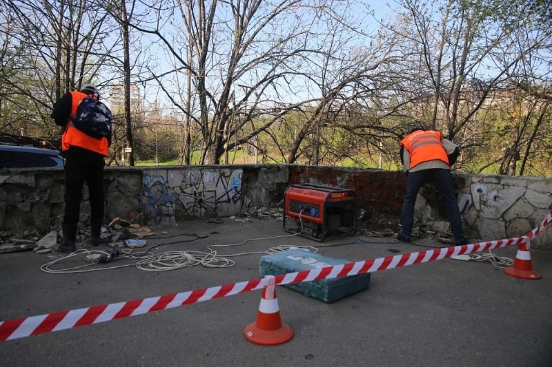 Пешеходный спуск с Офицерского путепровода начали ремонтировать в Краснодаре