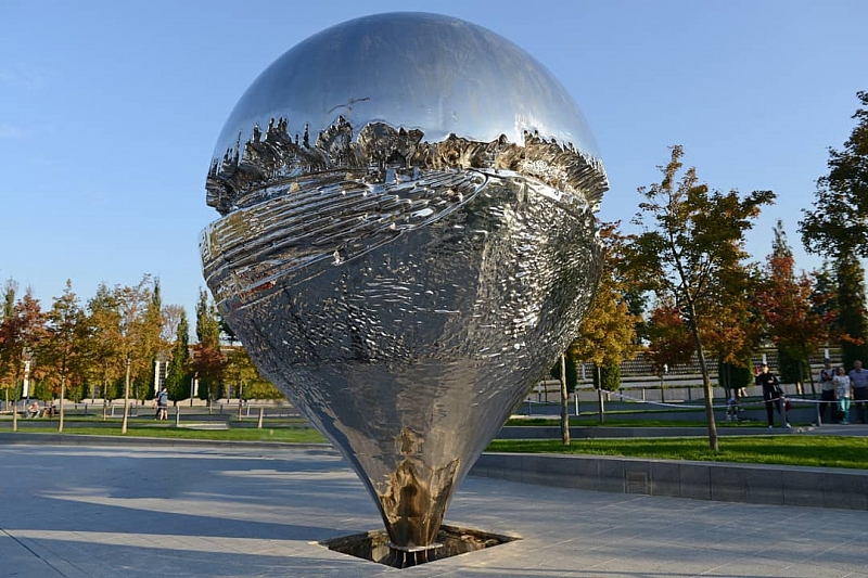 «Перевернутая капля»: в парке «Краснодар» установили новый арт-объект
