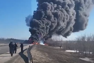 Бензовоз загорелся на трассе М-4 «Дон» в Ростовской области, движение в сторону Краснодара перекрыто