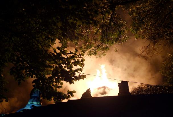 Пожар в центре Краснодара локализован на площади 80 кв.м