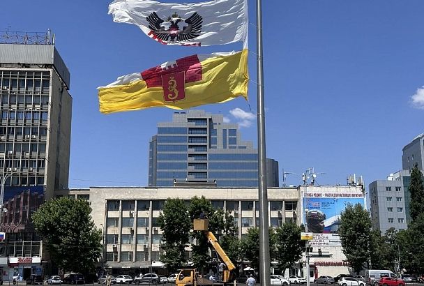 Ветер разорвал флаг Краснодара над площадью в центре города