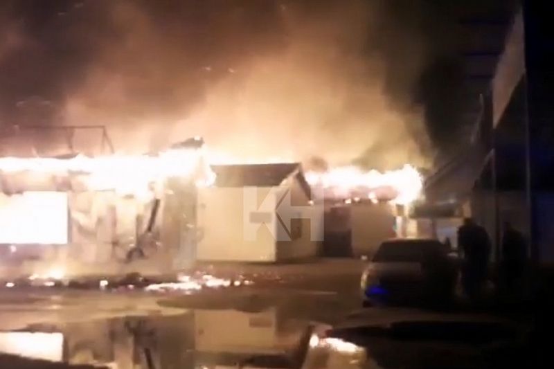 Магазины сгорели ночью в Динском районе