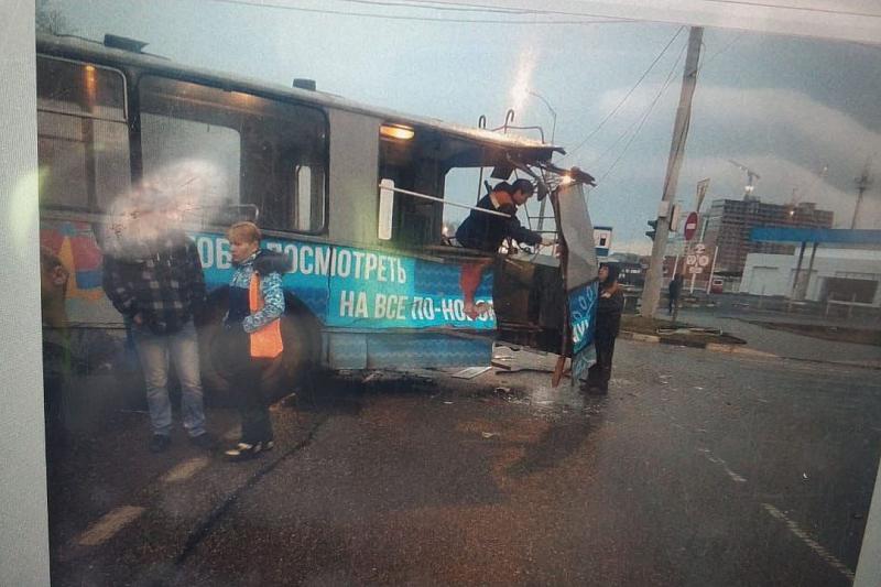 В Краснодаре станичник на грузовике протаранил троллейбус (видео)