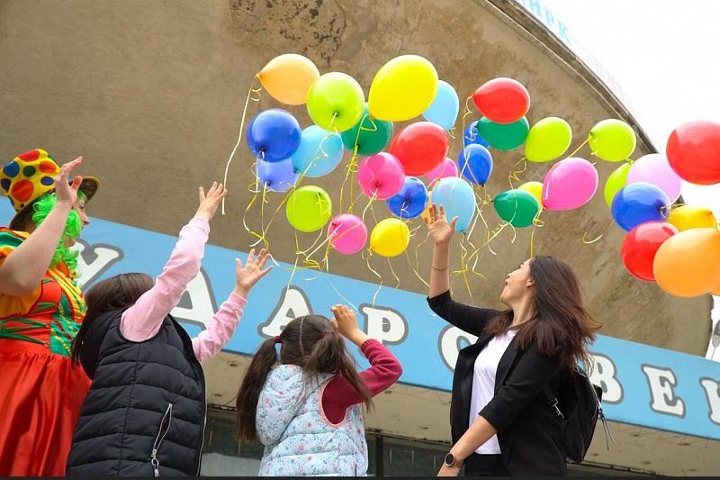 Представление дня одного зрителя: артисты краснодарского цирка выступили перед онкобольной 8-летней девочкой