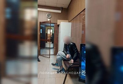 Пьяный мужчина без трусов напугал жителей многоэтажки в Краснодаре