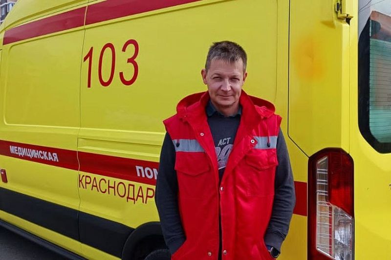 В Краснодаре водитель «скорой» спас двух детей, провалившихся в люк