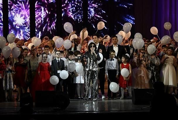 Поющие сердцем. В Краснодаре состоялся гала-концерт благотворительного фестиваля «Белая трость»