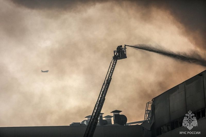Пожарные справились с открытым огнем на складе Wildberries в Санкт-Петербурге