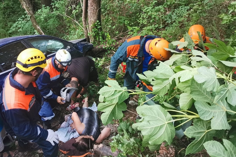  В Сочи спасатели транспортировали из обрыва пострадавшую в ДТП женщину в тяжелом состоянии
