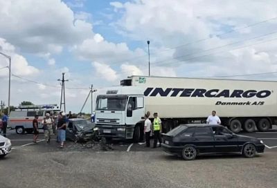 Водитель легковушки погиб в ДТП с грузовиком в Абинском районе