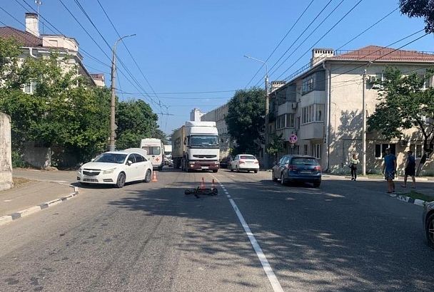 Пьяный мужчина на электросамокате не уступил дорогу и попал под колеса иномарки в Новороссийске