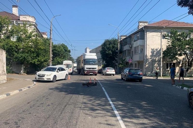 Пьяный мужчина на электросамокате не уступил дорогу и попал под колеса иномарки в Новороссийске