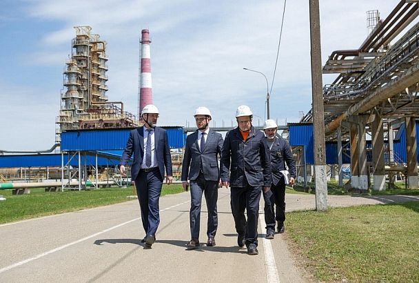 Вице-губернатор Андрей Прошунин проинспектировал работу нефтеперерабатывающих заводов Кубани