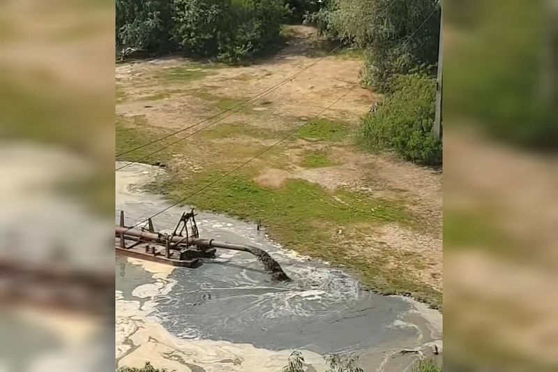 Прокуратура проводит проверку после сброса темной жидкости в реку Кубань в Краснодаре