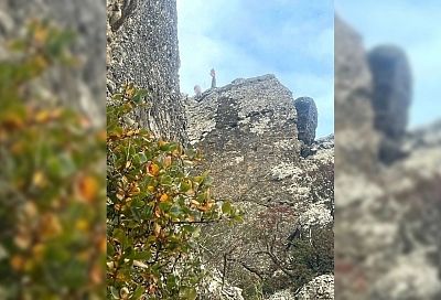 Турист застрял на скале в Долине Приведений в Крыму
