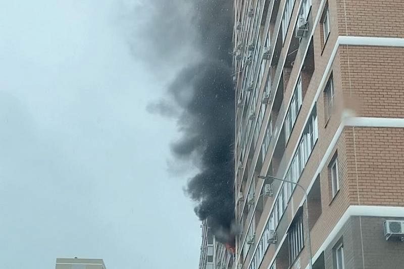 Сотрудники МЧС эвакуировали 50 человек из-за пожара в 16-этажном доме в Краснодаре