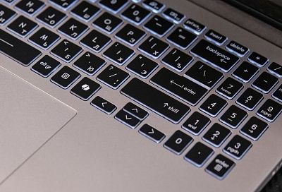 Hh.ru: женщины активнее мужчин используют ИИ на работе