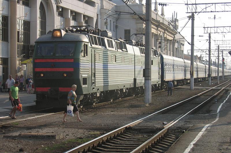 На железнодорожном вокзале в Краснодаре полицейские спасли 84-летнего пенсионера- «зацепера»