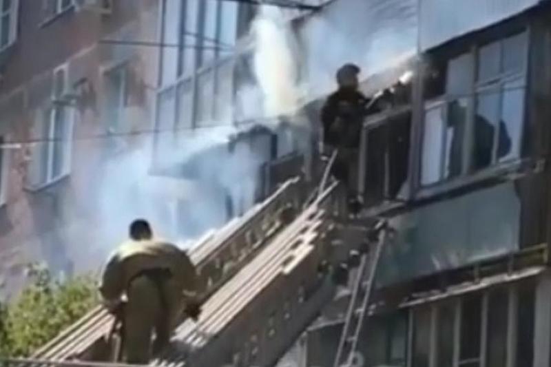 В Армавире загорелся балкон жилой пятиэтажки