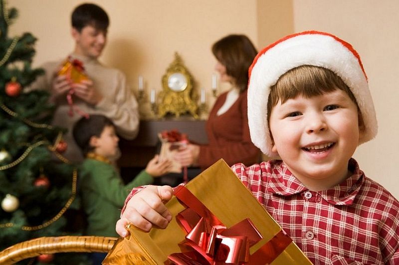 Новогодние подарки детям из малообеспеченных многодетных семей в Краснодарском крае доставят на дом