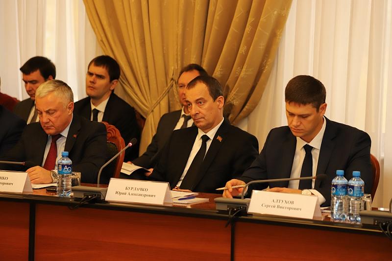 Депутаты ЗСК под руководством Юрия Бурлачко обсудили социально-экономическое развитие Анапы