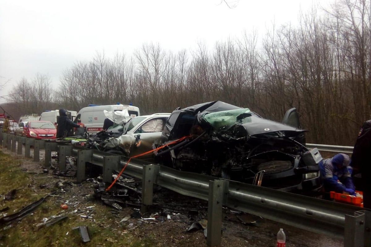 В Краснодарском крае в жестком лобовом ДТП погибли два человека, пострадали трое детей