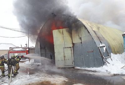 Сотрудники МЧС 14 часов тушили пожар в ангарах на площади 1 тыс. квадратов 