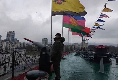 Памятный орудийный залп дал крейсер «Михаил Кутузов» в Новороссийске
