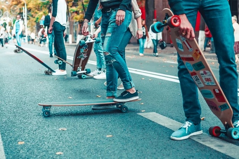 В Краснодаре полиция проводит проверку после массового заезда подростков на скейтах 