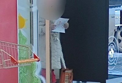 Полиция проверит информацию о продающей рисунки на улице в Ейске девочке