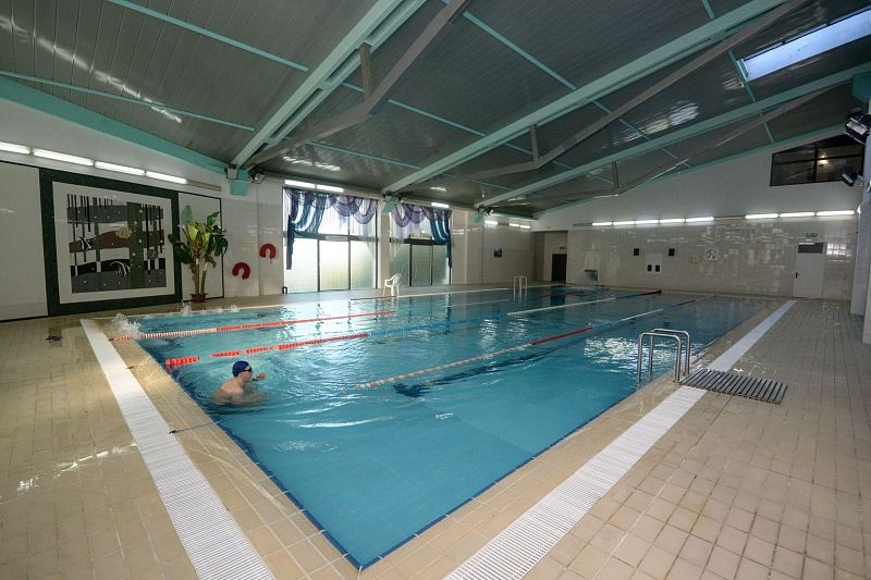 В постковидную программу санатория «Октябрьский» входит плавание в бассейне под наблюдением инструктора.