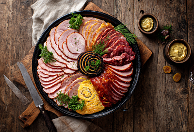 Три мясных блюда к празднику: домашняя ветчина и рулеты